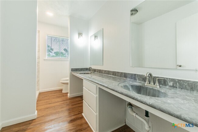 Building Photo - 3209 Shady Hill Dr