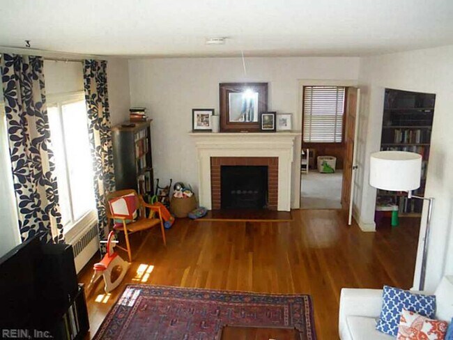 Building Photo - Larchmont