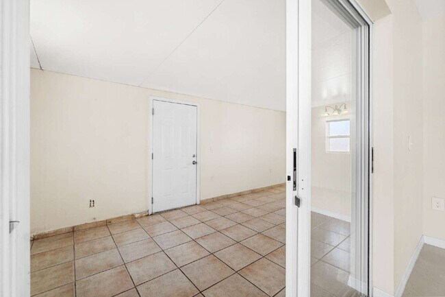 Building Photo - Spacious 3BR Home with Tile Floors & Spa-Like Primary Suite – Marion Oaks