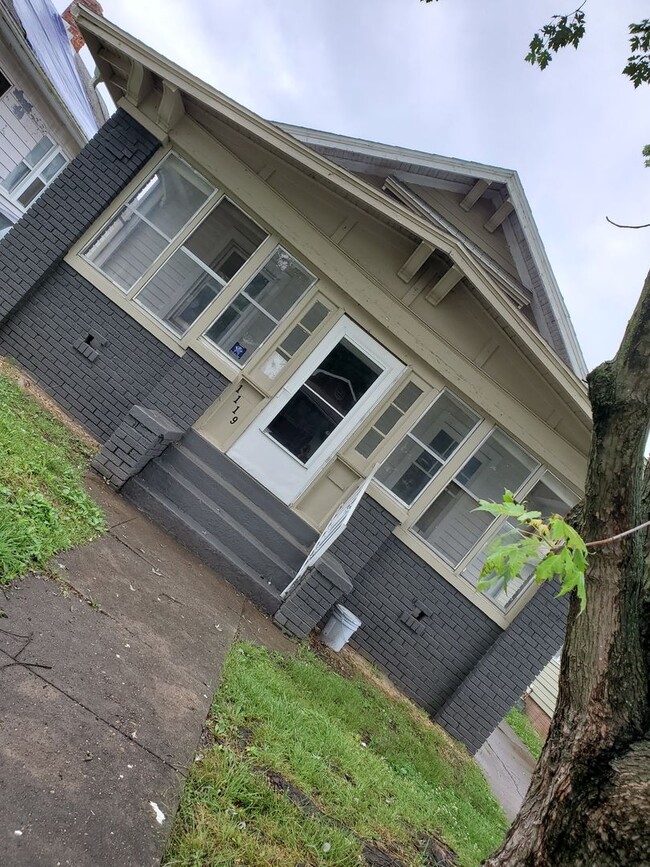 Building Photo - 2 Bed/ 1Bath/ Garage / Carport