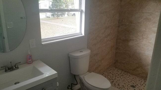 Building Photo - Newly Renovated 3 Bed / 2 Bath Home in Nor...