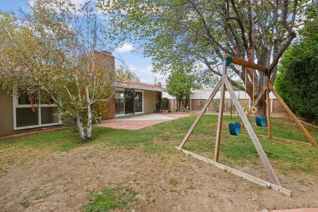 Building Photo - Charming Mid-Century 3-Bedroom Home in Win...