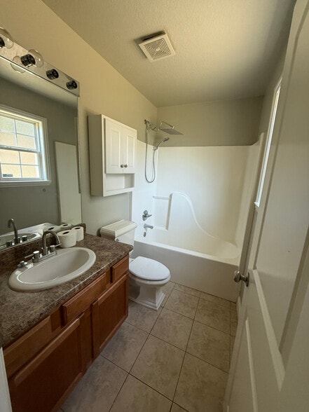 Building Photo - 674 Olivia Ln