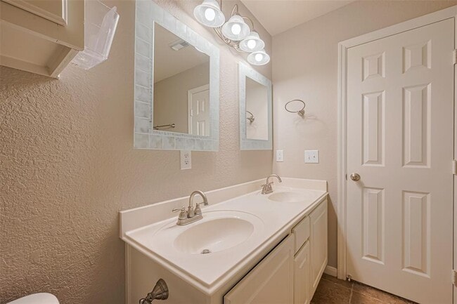 Building Photo - 17323 Thicket Hollow Ln
