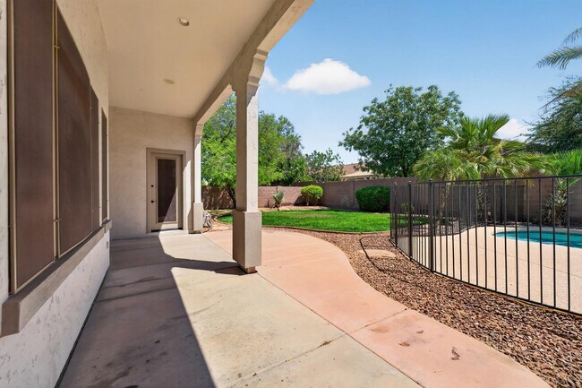 Building Photo - 4385 S Crosscreek Dr