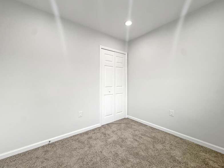 Room 1 - 1344 Barnaby Ter SE