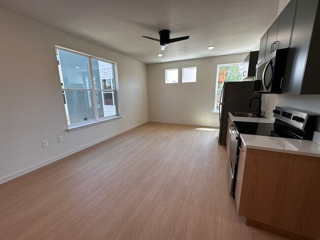 Building Photo - Only $99 Deposit and 45 days free rent!! B...