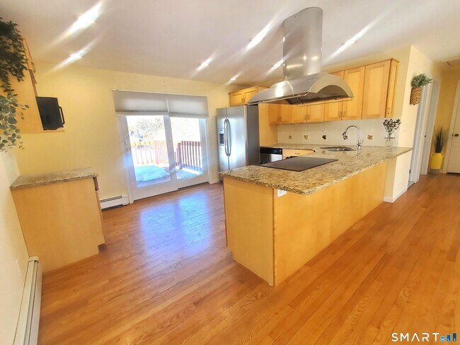 Building Photo - 42 County St