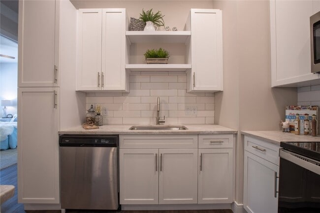 Building Photo - 226 E Lockwood Ave