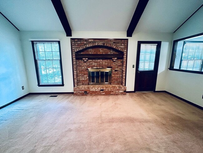 Building Photo - {12119} Spacious Home in Fantastic Locatio...