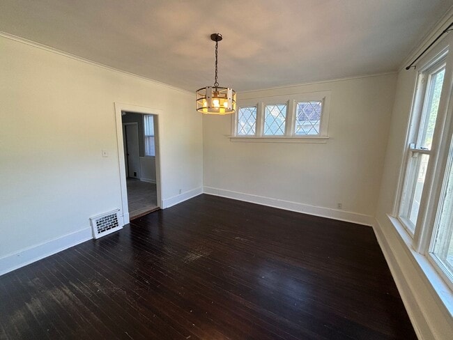 Building Photo - Newly Renovated 3 Bedroom on Park Avenue