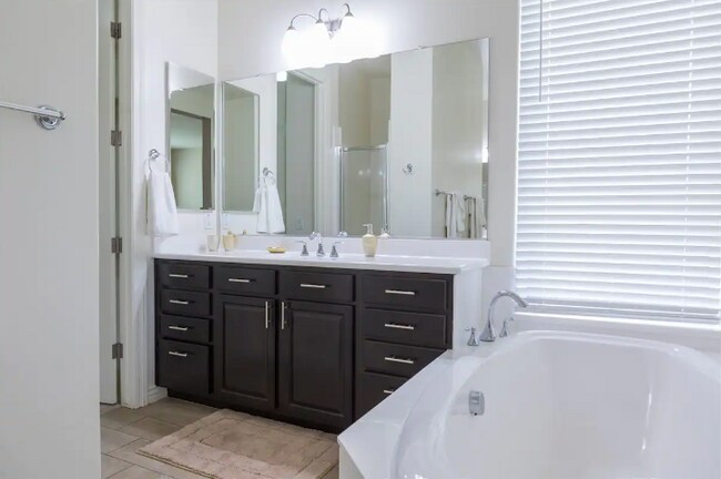 Building Photo - 18519 W Paradise Ln