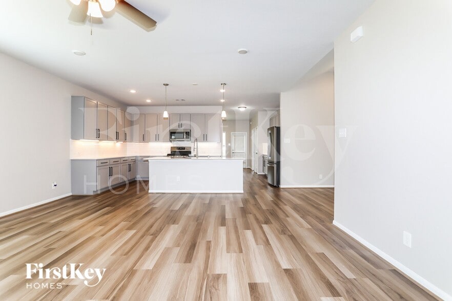 Building Photo - 811 Steam Rdg Ln