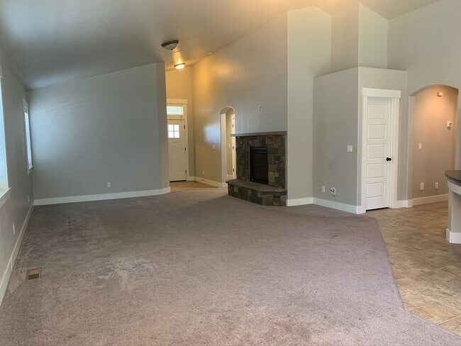 Building Photo - Beautiful 3 bed 2 bath home in the Eaglefi...