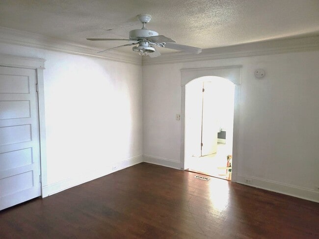 Building Photo - 1 Bed 1 Bath utilities included!