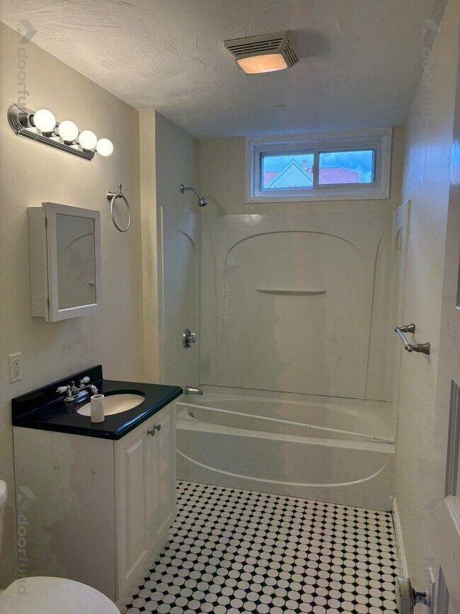 Building Photo - 27 Florence St