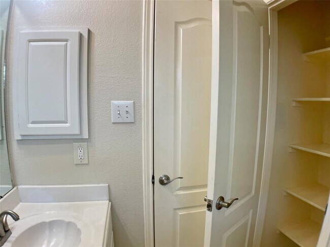 Building Photo - 4409 S Summercrest Loop