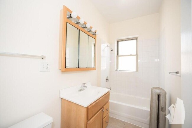 Building Photo - 1 bedroom in Chicago IL 60640