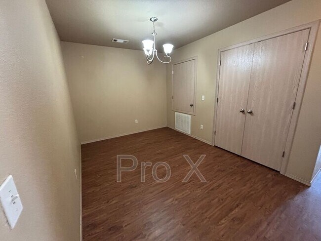 Building Photo - 3304 SW Victoria Pl