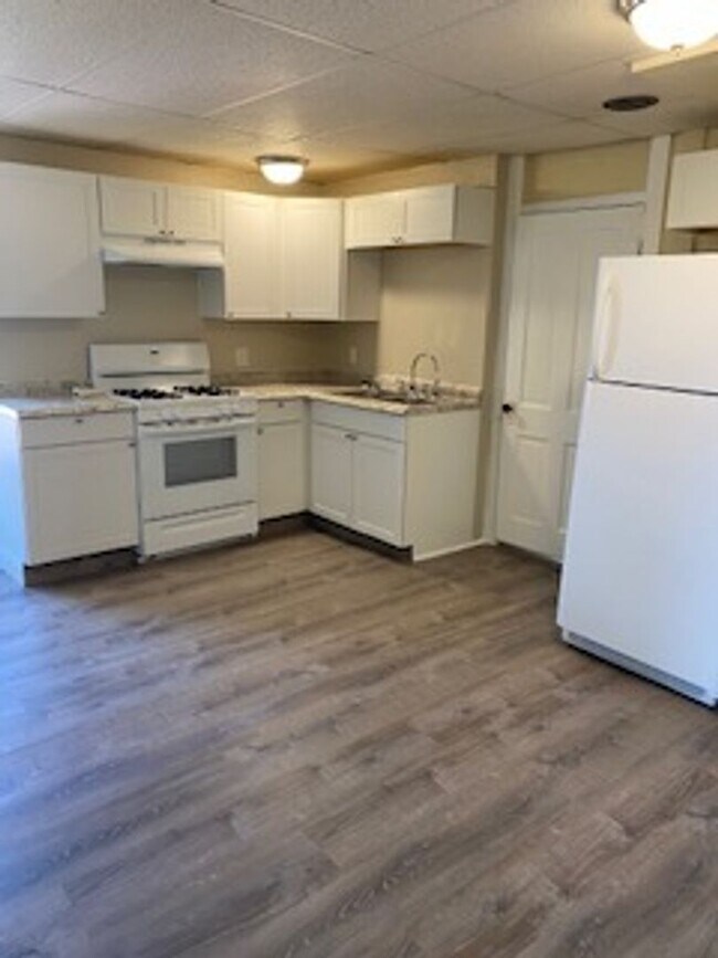 Building Photo - Updated-1 bedroom Apartment