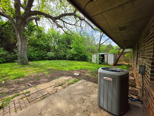 Building Photo - 3 bedroom home in Tecumseh!