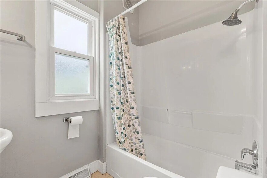 Bathroom - 1052 Poplar St