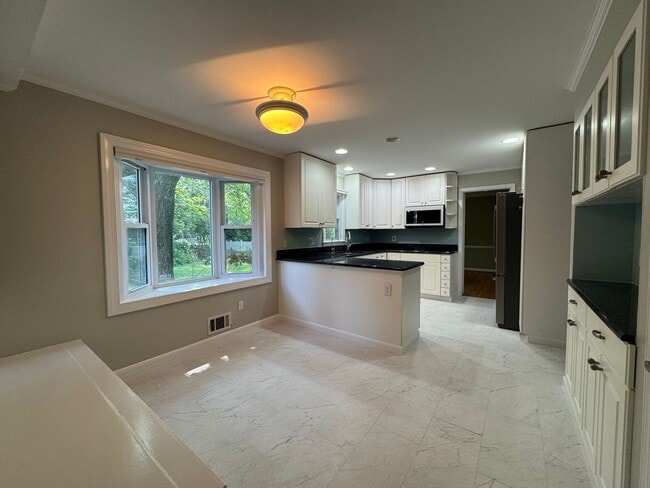 Building Photo - Spacious And Elegant 4 Bed 3 Bath Home Wit...