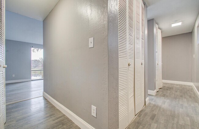 Building Photo - 417 Brook Hollow Dr