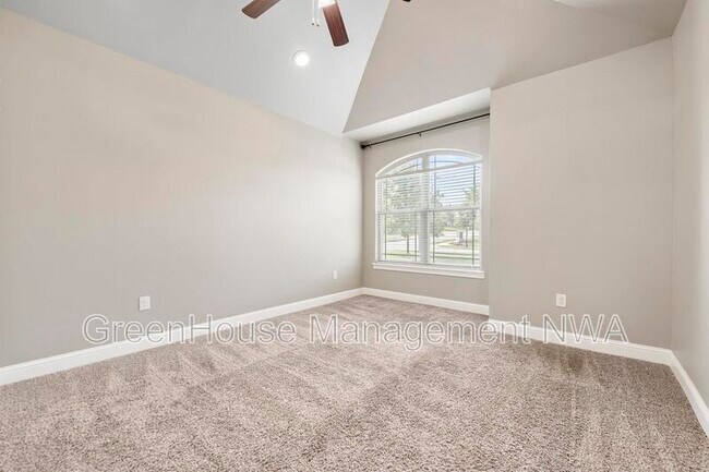 Building Photo - 4402 SW Alfalfa Ave
