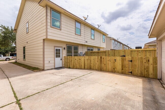 Building Photo - 16819 Libson Falls Dr