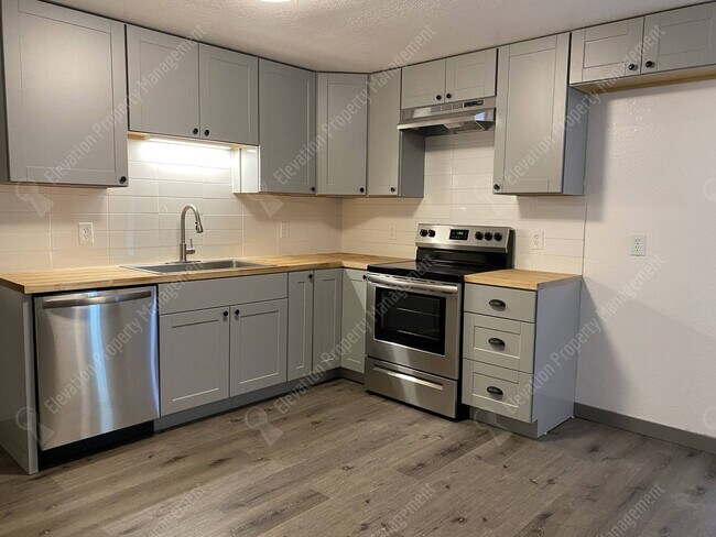 Building Photo - Centrally Located 2 BR - 1 BA Duplex w/ AC!