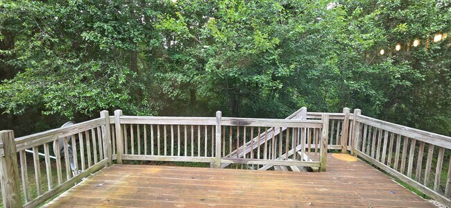 Building Photo - Beautiful 3 bedroom 2.5 bathroom END Unit ...