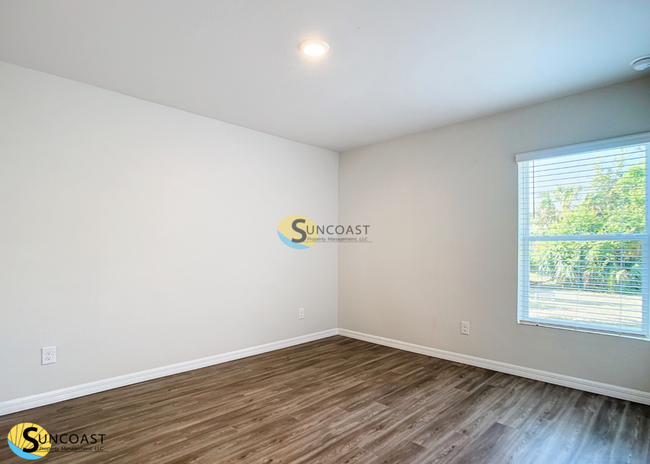 Building Photo - Your Next Home Awaits: Spacious 4-Bedroom ...