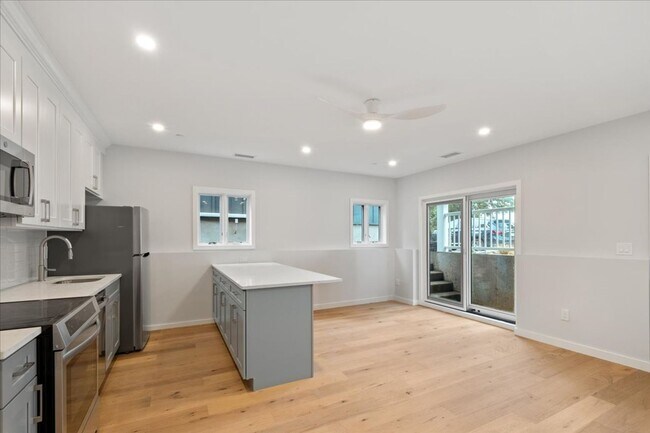 Building Photo - 46 Hudson St