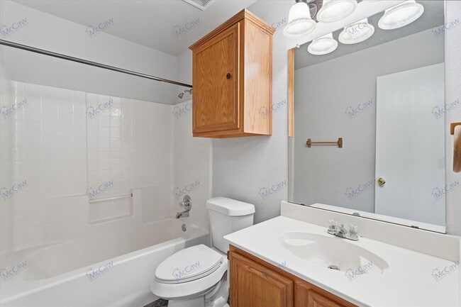 Building Photo - 412 Pin Oak Ln