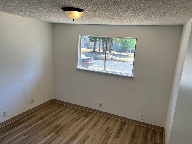 Building Photo - 2 Bedroom 1 Bathroom Duplex in Springfield