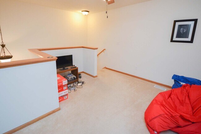 Building Photo - Beautiful Crimson Ridge townhome!