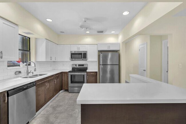 Building Photo - 2221 SW 67th Ave