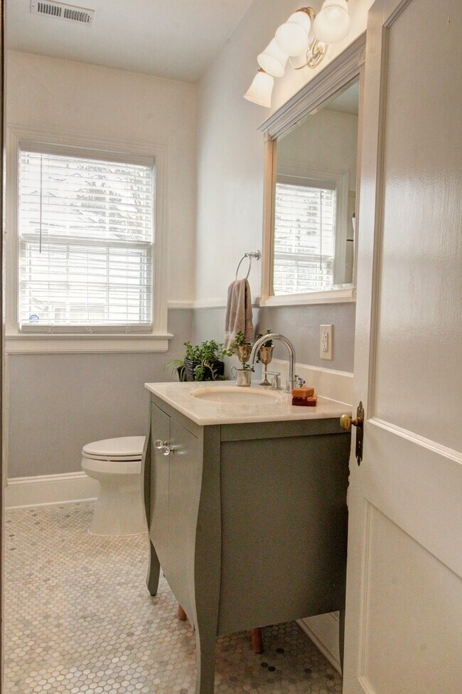 Building Photo - Beautiful and Spacious 2bd/1ba Home Near Northgate Park in Durham's Colonial Village!