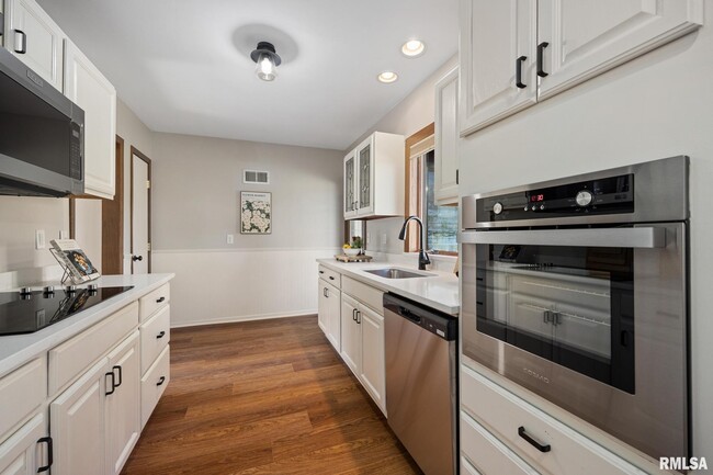 Building Photo - 205 W Glen Ave