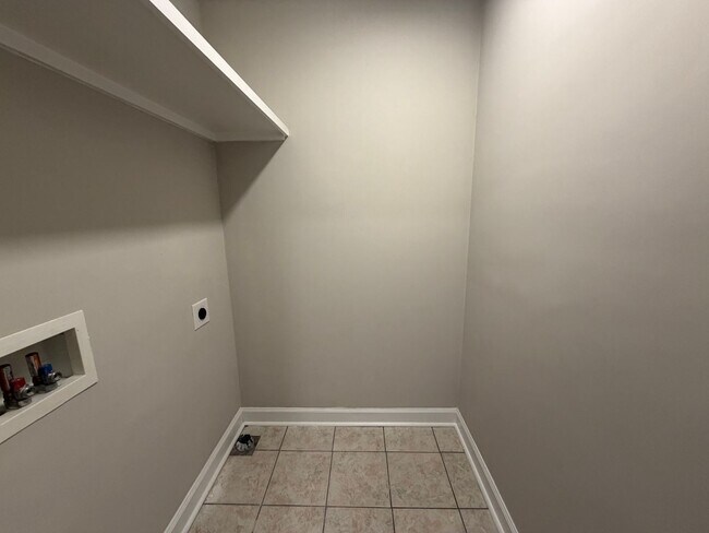 Building Photo - 228 College Dr