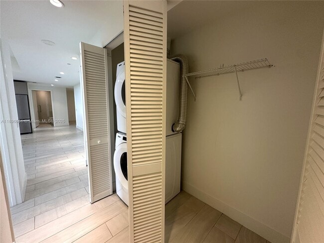 Building Photo - 2000 Metropica Wy