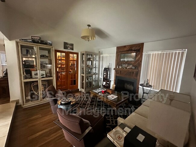 Building Photo - 651 Tam Ct