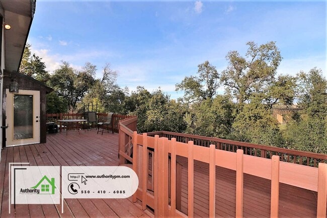 Building Photo - 875 Lakeview Dr