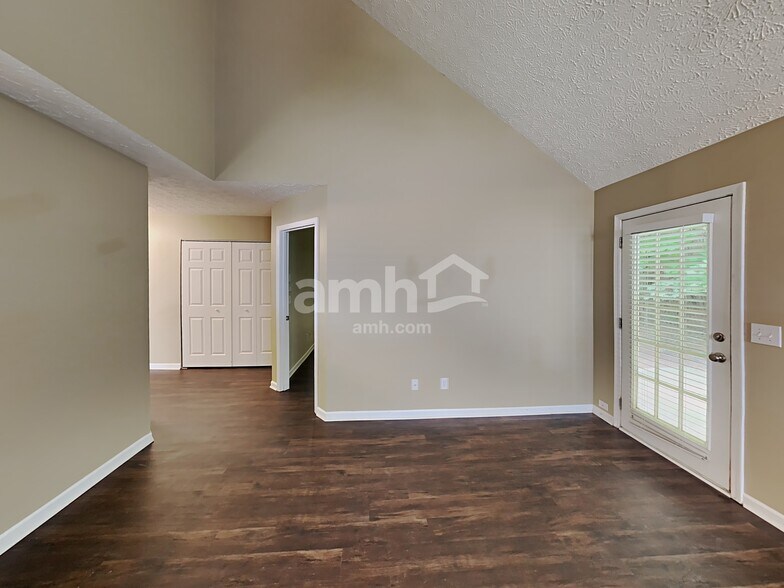 Building Photo - 209 Picadilly Pl