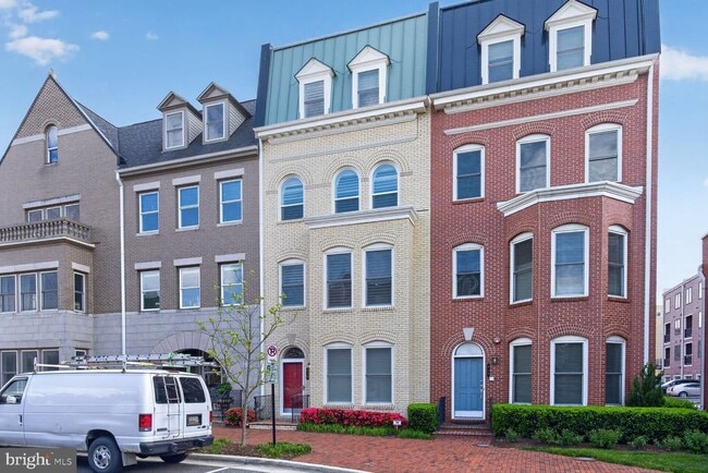 Building Photo - 619 E Custis Ave