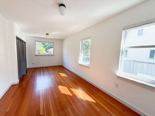 Building Photo - Updated 4-Bedroom Home in the Heart of Loy...