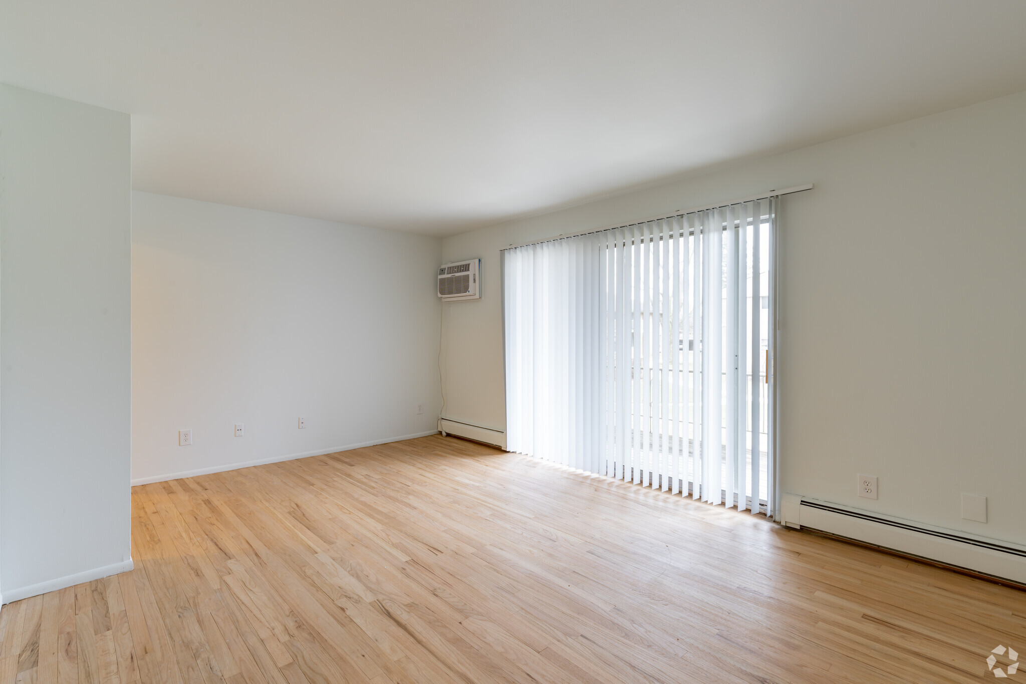 1BR, 1BA - Saratoga - 690SF - The Ivanhoe Apartments