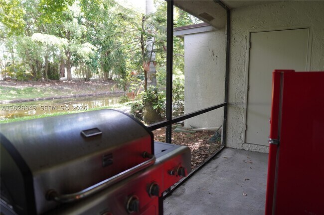 Building Photo - 453 Lakeview Dr