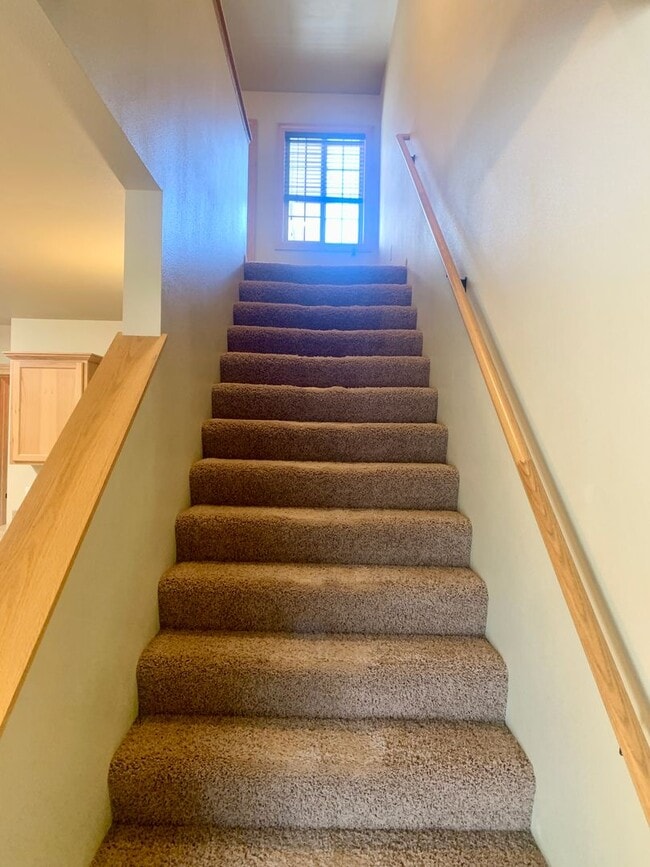 Building Photo - 2 Bedroom 1.5 Bathroom located in the Heights!